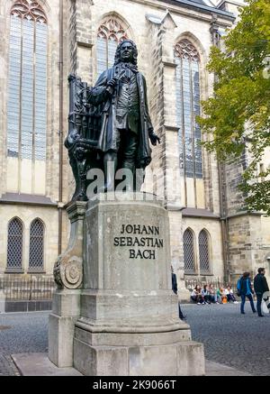 Leipzig, Deutschland - 23. August 2014: Das Bach-Denkmal steht seit 1908 vor der Thomaskirche, in der Johann Sebastian Bach begraben ist Stockfoto