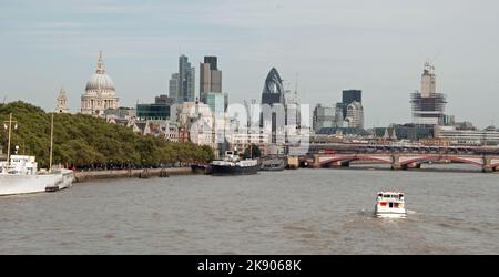 Blick auf die Themse von der Waterloo Bridge, Aldwich, London, Großbritannien - St Paul's Cathedral, The Gherkin und viele andere Gebäude können von Waterloo aus gesehen werden Stockfoto