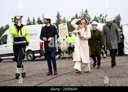 Borgvik, Grums, Schweden, 25. Oktober 2022. Prinz Carl Philip und Prinzessin Sofia besuchen die Grafschaft Varmland. Das königliche Paar besucht den neuen Windpark Knostad in Saffle. Hier sind auch die Gastgeber des Gouverneurs von Varmland, Georg Andrén (ganz rechts) und seiner Frau Maria Andrén, Schweden, 25. Oktober 2022 zu sehen. Foto: Fredrik Sandberg / TT / Code 10080 Stockfoto