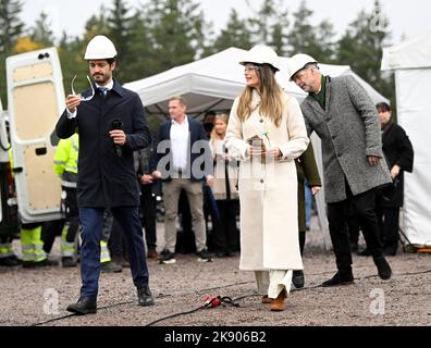 Borgvik, Grums, Schweden, 25. Oktober 2022. Prinz Carl Philip und Prinzessin Sofia besuchen die Grafschaft Varmland. Das königliche Paar besucht den neuen Windpark Knostad in Saffle. Hier sind auch die Gastgeber des Gouverneurs von Varmland, Georg Andrén (ganz rechts) und seiner Frau Maria Andrén, Schweden, 25. Oktober 2022 zu sehen. Foto: Fredrik Sandberg / TT / Code 10080 Stockfoto