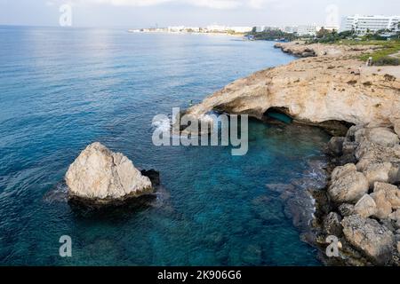 Natürliche felsige Brücke der Liebe am Cape Greco, Ayia Napa Küstenurlaubsort Zypern Stockfoto