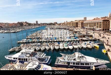 MARSEILLE, FRANKREICH - 29. MÄRZ 2015: Luftpanorama auf den alten Hafen in Marseille, Frankreich. Der Hafen beherbergt viele private Yachten und Segelboote. Stockfoto