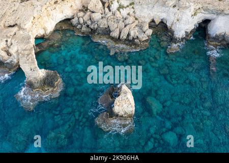 Natürliche felsige Brücke der Liebe am Cape Greco, Ayia Napa Küstenurlaubsort Zypern Stockfoto