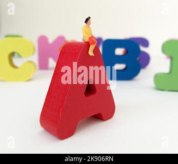 SUQIAN, CHINA - 25. OKTOBER 2022 - Abbildung der Finanz- und Wirtschaftswissenschaften: A-Aktien und B-Aktien, Suqian, Provinz Jiangsu, China, 25. Oktober 2022. Stockfoto