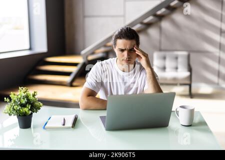 Müde junge Mann fühlen Schmerzen Augenbelastung halten reiben trocken reizte Augen müde von der Computerarbeit, gestresste Mann leiden unter Kopfschmerzen schlechte Sicht Stockfoto