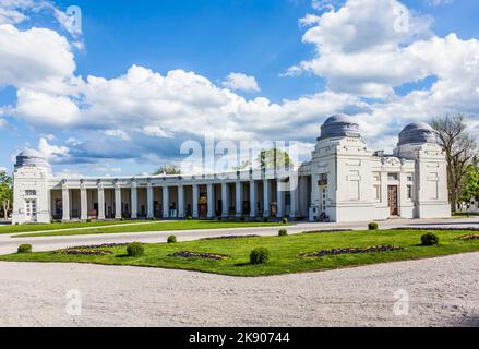 WIEN, ÖSTERREICH - APR 26, 2015: Blick auf den Wiener Zentralfriedhof, wo berühmte österreicher wie Strauss, Beethoven und Mozar begraben werden Stockfoto