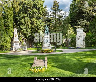 WIEN, ÖSTERREICH - APR 26, 2015: Blick auf den Wiener Zentralfriedhof, wo berühmte österreicher wie Schubert und Beethaven begraben werden.² Stockfoto