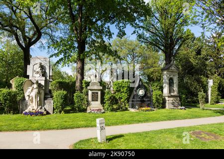 WIEN, ÖSTERREICH - APR 26, 2015: Blick auf den Wiener Zentralfriedhof, den Ort, an dem berühmte österreicher begraben werden. Der Friedhof wurde eingeweiht Stockfoto