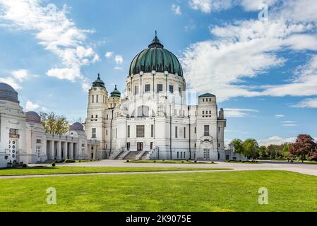WIEN, ÖSTERREICH - APR 26, 2015: Blick auf den Wiener Zentralfriedhof, wo berühmte österreicher wie Strauss, Beethoven und Mozar begraben werden Stockfoto