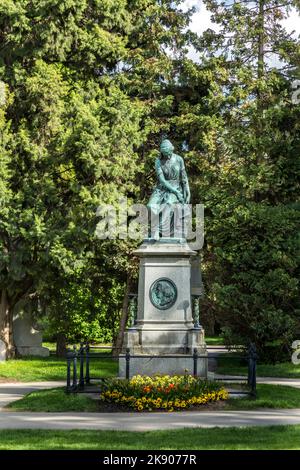 WIEN, ÖSTERREICH - APR 26, 2015: Blick auf den Wiener Zentralfriedhof, wo berühmte österreicher wie Strauss, Beethoven und Mozar begraben werden Stockfoto