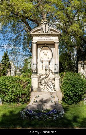 WIEN, ÖSTERREICH - APR 26, 2015: Blick auf den Wiener Zentralfriedhof, den Ort, an dem berühmte österreicher begraben werden. Der Friedhof wurde eingeweiht Stockfoto