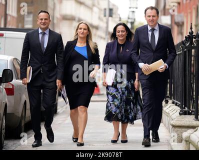 (Von links nach rechts) Tánaiste Leo Varadkar, Justizministerin Helen McEntee, Kulturministerin Catherine Martin und Landwirtschaftsminister Charlie McConalogue kommen zu einer Pressekonferenz, auf der die Reform der antiquierten irischen Lizenzgesetze in der Royal Hibernian Academy Gallery in Dublin angekündigt wird. Bilddatum: Dienstag, 25. Oktober 2022. Stockfoto