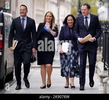 (Von links nach rechts) Tánaiste Leo Varadkar, Justizministerin Helen McEntee, Kulturministerin Catherine Martin und Landwirtschaftsminister Charlie McConalogue kommen zu einer Pressekonferenz, auf der die Reform der antiquierten irischen Lizenzgesetze in der Royal Hibernian Academy Gallery in Dublin angekündigt wird. Bilddatum: Dienstag, 25. Oktober 2022. Stockfoto