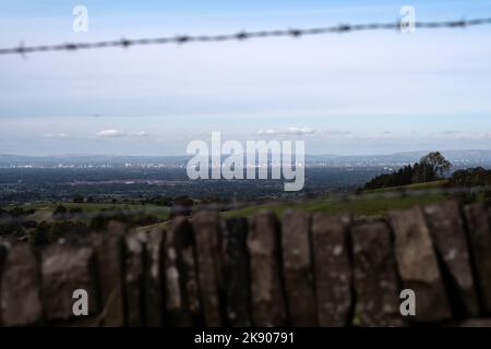 Die Stadt Manchester, von der Spitze des Nose Country Parks von TEGG in der Nähe von Macclesfield in Ceshire aus gesehen Stockfoto