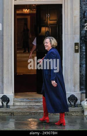 London, Großbritannien. 25. Okt. 2022. Anne-Marie Trevelyan, Abgeordnete, Staatssekretärin für Verkehr. Die Kabinettsminister kommen heute Morgen an und verlassen das letzte Kabinettstreffen unter der ehemaligen Premierministerin Liz Truss. Kredit: Imageplotter/Alamy Live News Stockfoto