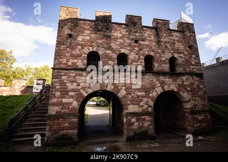 Castlefield in Manchester auf dem Gelände der alten römischen Festung, Torhaus und Mauer rekonstruiert, und die Endstation für den Bridgewater Kanal Stockfoto