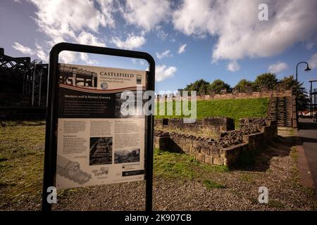 Castlefield in Manchester auf dem Gelände der alten römischen Festung, Torhaus und Mauer rekonstruiert, und die Endstation für den Bridgewater Kanal Stockfoto