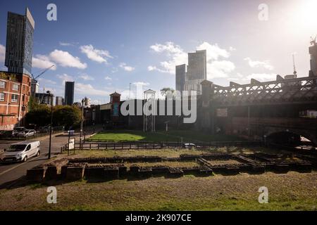 Castlefield in Manchester auf dem Gelände der alten römischen Festung, Torhaus und Mauer rekonstruiert, und die Endstation für den Bridgewater Kanal Stockfoto