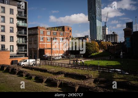 Castlefield in Manchester auf dem Gelände der alten römischen Festung, Torhaus und Mauer rekonstruiert, und die Endstation für den Bridgewater Kanal Stockfoto