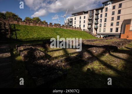 Castlefield in Manchester auf dem Gelände der alten römischen Festung, Torhaus und Mauer rekonstruiert, und die Endstation für den Bridgewater Kanal Stockfoto