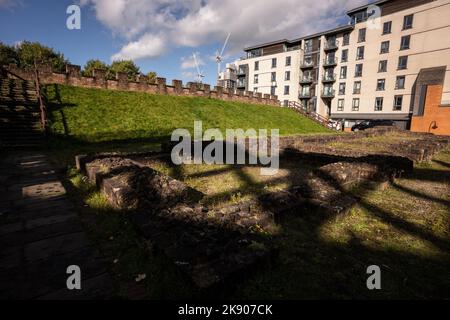 Castlefield in Manchester auf dem Gelände der alten römischen Festung, Torhaus und Mauer rekonstruiert, und die Endstation für den Bridgewater Kanal Stockfoto