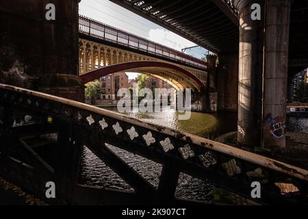 Castlefield in Manchester auf dem Gelände der alten römischen Festung, Torhaus und Mauer rekonstruiert, und die Endstation für den Bridgewater Kanal Stockfoto