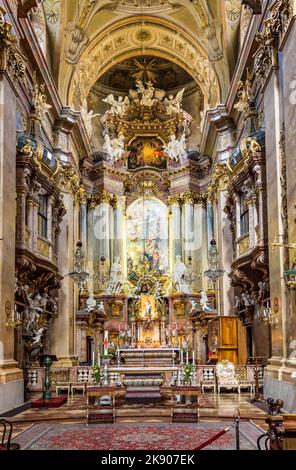 WIEN, ÖSTERREICH - APR 27, 2015: Schönes Interieur der St. Peter-Kirche, einer barocken römisch-katholischen Pfarrkirche in Wien, Österreich. Inspiriert vom S Stockfoto