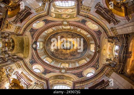 WIEN, ÖSTERREICH - APR 27, 2015: Schönes Interieur der St. Peter-Kirche, einer barocken römisch-katholischen Pfarrkirche in Wien, Österreich. Inspiriert vom S Stockfoto