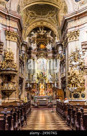 WIEN, ÖSTERREICH - APR 27, 2015: Schönes Interieur der St. Peter-Kirche, einer barocken römisch-katholischen Pfarrkirche in Wien, Österreich. Inspiriert vom S Stockfoto