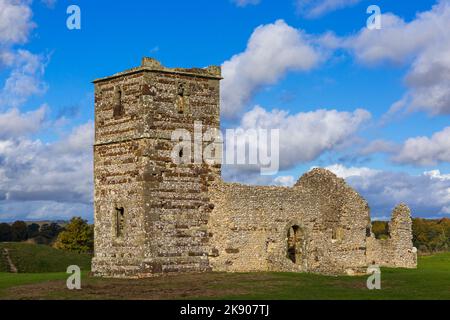 Die Ruinen der Knowlton Church, normannische Kirche aus dem 12.. Jahrhundert Nr Wimborne in Dorset, Großbritannien an einem sonnigen Tag im Oktober Stockfoto