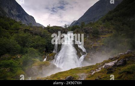 Panoramablick auf Kleivafossen Wasserfall auf Briksdalselva Fluss, Gletscher Briksdalsbreen, Norwegen Stockfoto