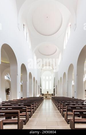 AUGSBURG, DEUTSCHLAND - APR 24, 2015: Der britische Architekt John Pawson hat die St. Moritzer Kirche in Augsburg, Deutschland, minimalistisch umgestaltet Stockfoto