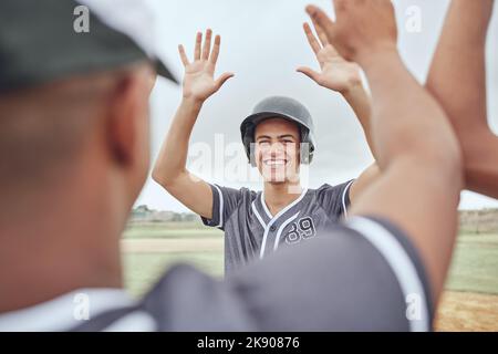 Baseballspiel, High Five und Team feiern nach dem Sieg in einem Spiel, Match oder Training. Teamwork, Glück und Spieler feiern nach dem Sieg, Erfolg Stockfoto