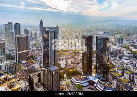 FRANKFURT, DEUTSCHLAND - 2. MAI 2015: Blick auf den Finanzdistrikt in Frankfurt, Deutschland. Die Wolkenkratzer sind das Symbol für Frankfurt. Die Citx ist auch kal Stockfoto