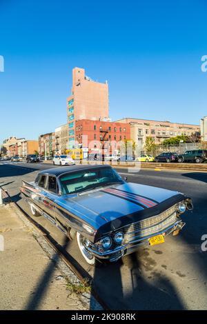 NEW YORK CITY, USA - 20. Okt 2015: Alte Chrom-cadillac-Parkplätze auf der Straße in New York, USA. Dieser Oldtimer ist für Leasing mit Handynummer bei t Stockfoto