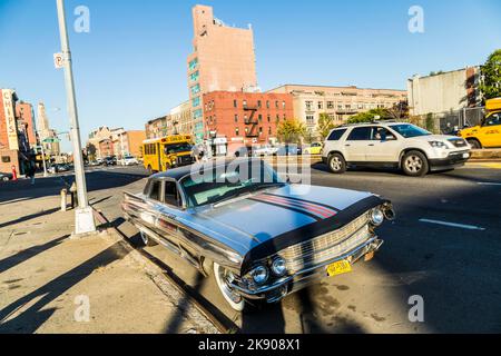 NEW YORK CITY, USA - 20. Okt 2015: Alte Chrom-cadillac-Parkplätze auf der Straße in New York, USA. Dieser Oldtimer ist für Leasing mit Handynummer bei t Stockfoto