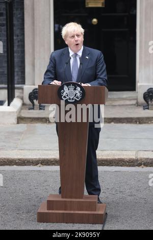 Datei Foto vom 07/07/2022 des damaligen Premierministers Boris Johnson bei der Lektüre einer Erklärung, in der er seinen Rücktritt vor der Downing Street 10, London, bekannt gab. Ausgabedatum: Dienstag, 25. Oktober 2022. Stockfoto