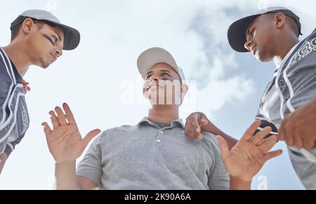 Trainer der Mannschaft im Baseballspiel, mit Männern vor Spiel oder Spiel über Strategie sprechen. Trainer der Sport-Softball-Gruppe in Huddle, Talk und Teamwork-Unterstützung, planen Stockfoto