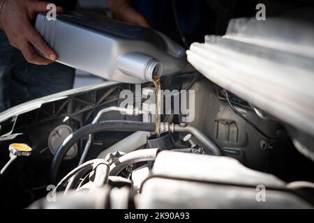 Motoröl fließt in den Motor Stockfoto