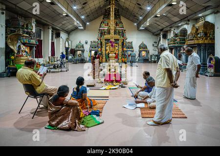 Hinduistische Anhänger rezitieren Tirumuruk???Uppa?ai, ein andachtes tamilisches Gedicht in der Sangam-Literatur, das Lord Murugan gewidmet ist. Diwali, Deepavali oder das Festival of Lights ist ein fünftägiges Fest, das von Millionen von Hindus, Sikhs und Jains weltweit gefeiert wird. Es ist an der Zeit, den Triumph des Guten über das Böse und das Licht über die Dunkelheit zu feiern. In diesem Jahr fällt Diwali auf den 24.. Oktober 2022. Eifrige Anhänger besuchen in der Nacht von Diwali den Murugan-Tempel auf dem Highgate Hill, um Puja- oder Anbetungsrituale zur Andacht an ihre verehrten Gottheiten anzubieten. Stockfoto