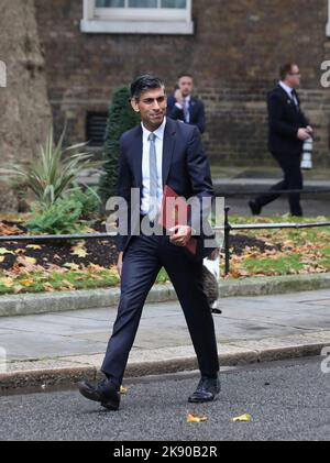 London, Großbritannien. 25. Oktober 2022. Der neue britische Premierminister Rishi Sunak kommt am Dienstag, den 25. Oktober 2022, in der Downing Street an, um der Öffentlichkeit eine Erklärung zur Vision seiner Regierung zu geben. Herr Sunak ist der britische Premierminister von 57. und der erste, der aus einer ethnischen Herkunft stammt. Foto von Hugo Philpott/UPI Credit: UPI/Alamy Live News Stockfoto