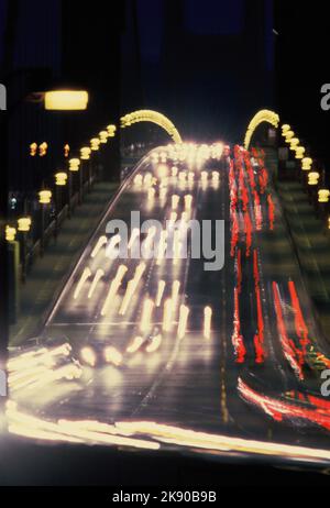 USA. Kalifornien. San Francisco. Nächtlicher Verkehr auf der Golden Gate Bridge. Stockfoto