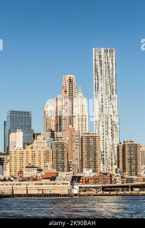 NEW YORK, USA - 23. Okt 2015: Blick auf den Wolkenkratzer General Motos und den Beekman-Turm in Lower Manhattan. Beekman ist 265 m hoch, General Motors ist es Stockfoto