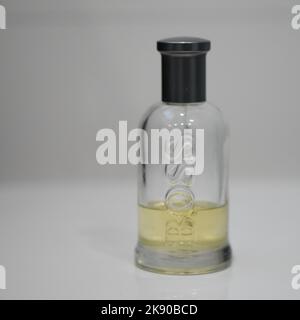 Eine vertikale Nahaufnahme des Herrenparfüms der Marke Hugo Boss in einer Sprühflasche. Stockfoto