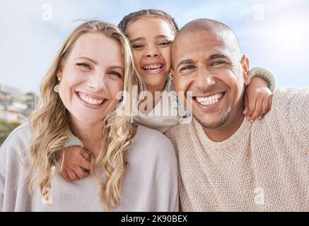 Mama, Papa und Mädchen im Porträt mit Vielfalt, Lächeln und multikulturellen zusammen in Sonnenschein draußen. Frau, schwarzer Mann und Mädchen im Urlaub, Urlaub oder Stockfoto