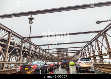 NEW YORK, USA - 28. Okt 2015: Mit der Brooklin Bridge den Fluss mit dem Auto in Richtung Brooklyn bei starkem Regen in New York auf den Brooklyn Queens überqueren Stockfoto