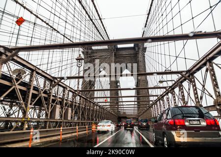 NEW YORK, USA - 28. Okt 2015: Mit der Brooklin Bridge den Fluss mit dem Auto in Richtung Brooklyn bei starkem Regen in New York auf den Brooklyn Queens überqueren Stockfoto