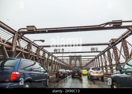 NEW YORK, USA - 28. Okt 2015: Mit der Brooklin Bridge den Fluss mit dem Auto in Richtung Brooklyn bei starkem Regen in New York auf den Brooklyn Queens überqueren Stockfoto