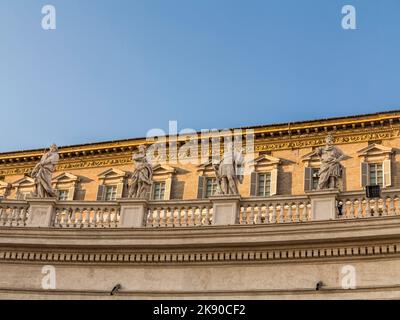 VATIKANSTADT, ITALIEN - 23. DEZ 2015: Ansicht der Statuen der Heiligen Apostel auf dem Dach des Petersdoms. Vatikanstadt, Rom, Italien Stockfoto