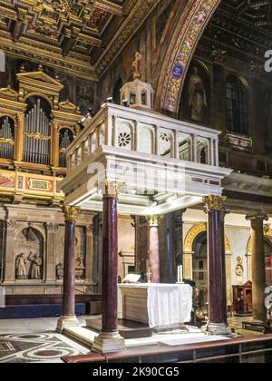 ROM, ITALIEN, 23. DEZ 2015 : Altarraum der antiken Basilika Santa Maria in Trastevere, mit antiken vergoldeten Mosaiken. Stockfoto